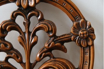 中古　高級輸入家具　本革　華やかな花模様の彫刻が魅力のアームレスチェア　定価約12万円相当　(R-084829)