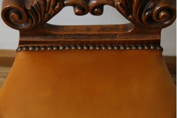 中古　高級輸入家具　本革　華やかな花模様の彫刻が魅力のアームレスチェア　定価約12万円相当　(R-084829)