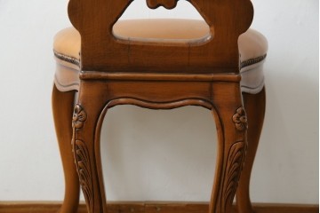 中古　高級輸入家具　本革　華やかな花模様の彫刻が魅力のアームレスチェア　定価約12万円相当　(R-084829)