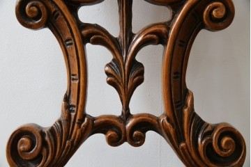 中古　高級輸入家具　本革　華やかな花模様の彫刻が魅力のアームレスチェア　定価約12万円相当　(R-084829)