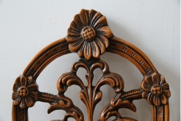 中古　高級輸入家具　本革　華やかな花模様の彫刻が魅力のアームレスチェア　定価約12万円相当　(R-084829)