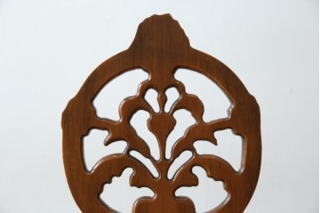 中古　高級輸入家具　本革　華やかな花模様の彫刻が魅力のアームレスチェア　定価約12万円相当　(R-084829)