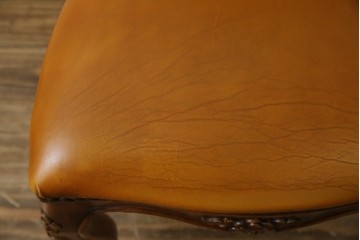 中古　高級輸入家具　本革　華やかな花模様の彫刻が魅力のアームレスチェア　定価約12万円相当　(R-084829)