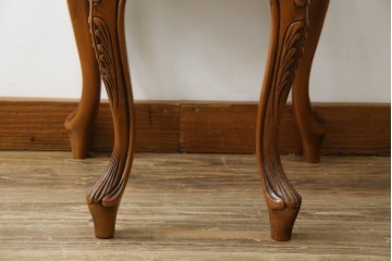 中古　高級輸入家具　本革　華やかな花模様の彫刻が魅力のアームレスチェア　定価約12万円相当　(R-084829)