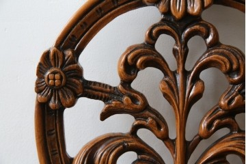 中古　高級輸入家具　本革　華やかな花模様の彫刻が魅力のアームレスチェア　定価約12万円相当　(R-084829)