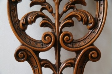 中古　高級輸入家具　本革　華やかな花模様の彫刻が魅力のアームレスチェア　定価約12万円相当　(R-084829)