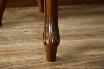 中古　高級輸入家具　本革　華やかな花模様の彫刻が魅力のアームレスチェア　定価約12万円相当　(R-084829)