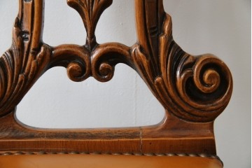 中古　高級輸入家具　本革　華やかな花模様の彫刻が魅力のアームレスチェア　定価約12万円相当　(R-084829)