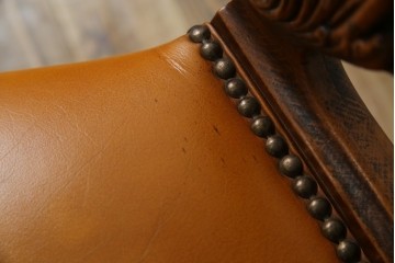 中古　高級輸入家具　本革　華やかな花模様の彫刻が魅力のアームレスチェア　定価約12万円相当　(R-084829)