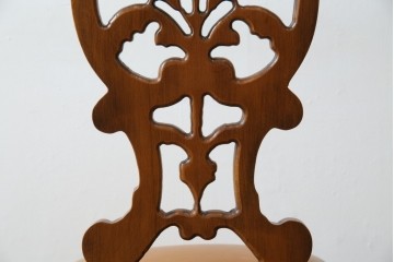 中古　高級輸入家具　本革　華やかな花模様の彫刻が魅力のアームレスチェア　定価約12万円相当　(R-084829)