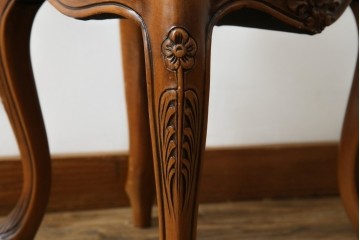 中古　高級輸入家具　本革　華やかな花模様の彫刻が魅力のアームレスチェア　定価約12万円相当　(R-084829)