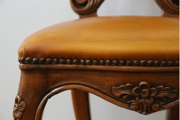 中古　高級輸入家具　本革　華やかな花模様の彫刻が魅力のアームレスチェア　定価約12万円相当　(R-084829)