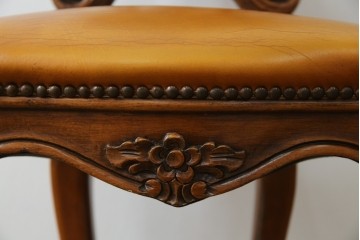 中古　高級輸入家具　本革　華やかな花模様の彫刻が魅力のアームレスチェア　定価約12万円相当　(R-084829)