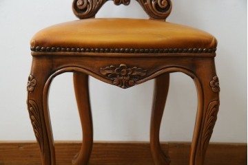 中古　高級輸入家具　本革　華やかな花模様の彫刻が魅力のアームレスチェア　定価約12万円相当　(R-084829)