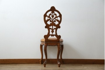 中古　高級輸入家具　本革　華やかな花模様の彫刻が魅力のアームレスチェア　定価約12万円相当　(R-084829)