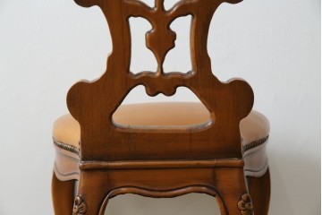 中古　高級輸入家具　本革　華やかな花模様の彫刻が魅力のアームレスチェア　定価約12万円相当　(R-084829)