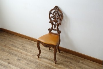 中古　高級輸入家具　本革　華やかな花模様の彫刻が魅力のアームレスチェア　定価約12万円相当　(R-084829)