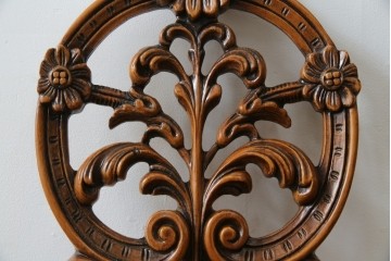 中古　高級輸入家具　本革　華やかな花模様の彫刻が魅力のアームレスチェア　定価約12万円相当　(R-084829)