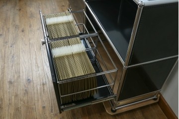 中古　スイス　USMハラー(USM Haller)　天板ガラスパネル　エクステンションドア×2　ファイリング収納付き　サイドボード　定価約38万円　(R-084831)