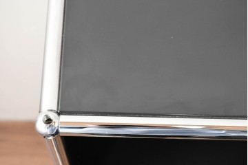 中古　スイス　USMハラー(USM Haller)　ホームオフィスにもおすすめなスッキリとしたデザインのサイドキャビネット・扉4つタイプ　定価約42万4千円　(R-084836)