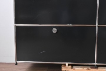 中古　スイス　USMハラー(USM Haller)　ホームオフィスにもおすすめなスッキリとしたデザインのサイドキャビネット・扉4つタイプ　定価約42万4千円　(R-084836)