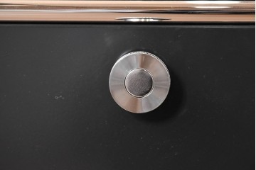 中古　スイス　USMハラー(USM Haller)　ホームオフィスにもおすすめなスッキリとしたデザインのサイドキャビネット・扉4つタイプ　定価約42万4千円　(R-084836)