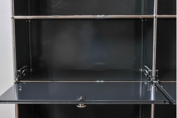 中古　スイス　USMハラー(USM Haller)　ホームオフィスにもおすすめなスッキリとしたデザインのサイドキャビネット・扉4つタイプ　定価約42万4千円　(R-084836)