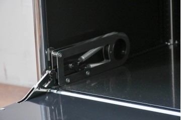 中古　スイス　USMハラー(USM Haller)　ホームオフィスにもおすすめなスッキリとしたデザインのサイドキャビネット・扉4つタイプ　定価約42万4千円　(R-084836)