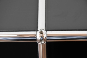 中古　スイス　USMハラー(USM Haller)　ホームオフィスにもおすすめなスッキリとしたデザインのサイドキャビネット・扉4つタイプ　定価約42万4千円　(R-084836)