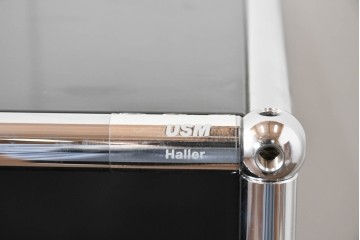 中古　スイス　USMハラー(USM Haller)　ホームオフィスにもおすすめなスッキリとしたデザインのサイドキャビネット・扉4つタイプ　定価約42万4千円　(R-084836)