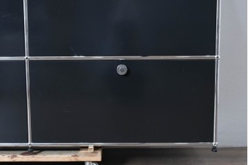 中古　スイス　USMハラー(USM Haller)　ホームオフィスにもおすすめなスッキリとしたデザインのサイドキャビネット・扉4つタイプ　定価約42万4千円　(R-084836)