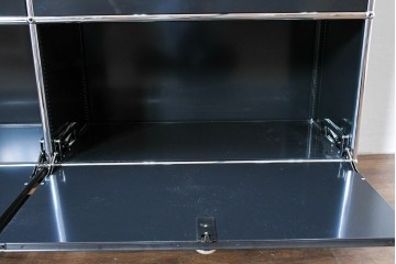 中古　スイス　USMハラー(USM Haller)　ホームオフィスにもおすすめなスッキリとしたデザインのサイドキャビネット・扉4つタイプ　定価約42万4千円　(R-084836)