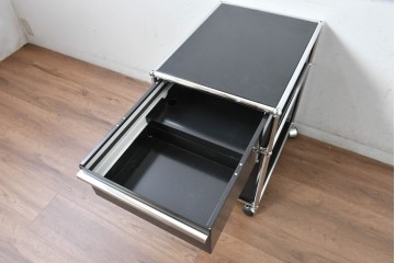 中古　スイス　USMハラー(USM Haller)　ロールボーイ(ROLLBOY)　ホームオフィスにもおすすめなスッキリとしたデザインのトレー付きデスクワゴン　定価約20万2千円相当　(R-084837)