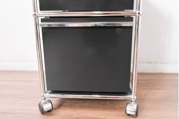 中古　スイス　USMハラー(USM Haller)　ロールボーイ(ROLLBOY)　ホームオフィスにもおすすめなスッキリとしたデザインのトレー付きデスクワゴン　定価約20万2千円相当　(R-084838)