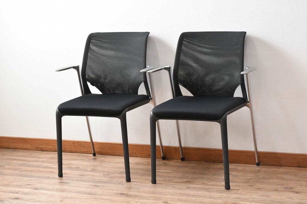 中古　美品　スイス　ヴィトラ(Vitra.)社　ドイツ製　メダスリムシリーズ　クローム仕上げの高級ライン　アームレスト付きチェア2脚セット　定価(2脚合計)約20万円　(R-084840)