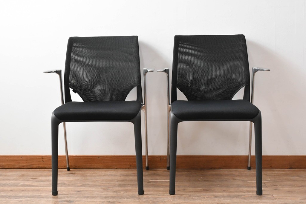 中古　美品　スイス　ヴィトラ(Vitra.)社　ドイツ製　メダスリムシリーズ　クローム仕上げの高級ライン　アームレスト付きチェア2脚セット　定価(2脚合計)約20万円　(R-084840)