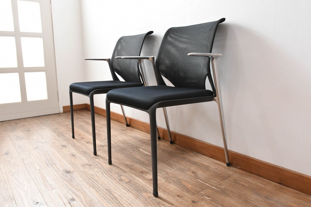 中古　美品　スイス　ヴィトラ(Vitra.)社　ドイツ製　メダスリムシリーズ　クローム仕上げの高級ライン　アームレスト付きチェア2脚セット　定価(2脚合計)約20万円　(R-084840)