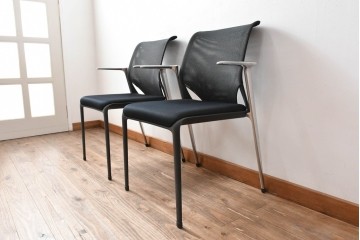 中古　美品　スイス　ヴィトラ(Vitra.)社　ドイツ製　メダスリムシリーズ　クローム仕上げの高級ライン　アームレスト付きチェア2脚セット　定価(2脚合計)約20万円　(R-084840)