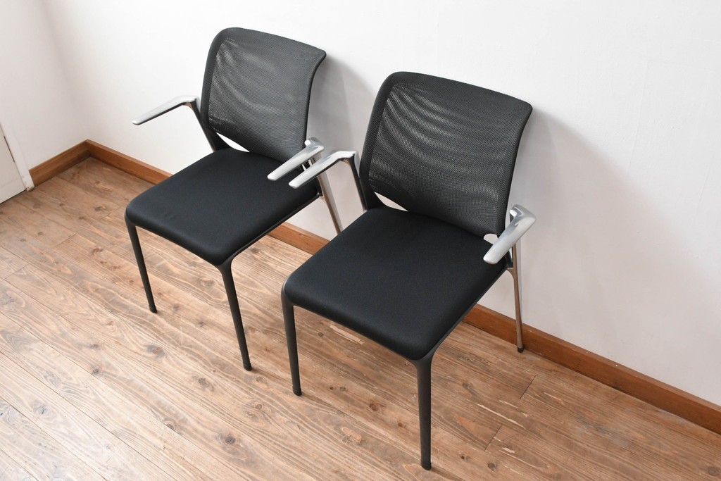 中古　美品　スイス　ヴィトラ(Vitra.)社　ドイツ製　メダスリムシリーズ　クローム仕上げの高級ライン　アームレスト付きチェア2脚セット　定価(2脚合計)約20万円　(R-084840)