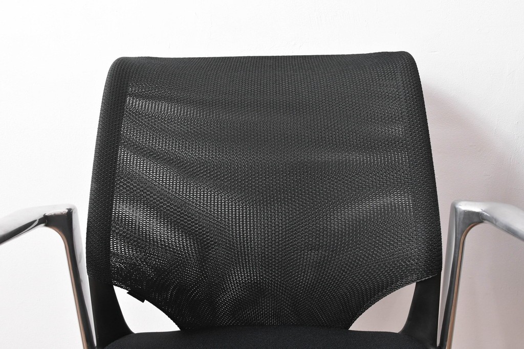 中古　美品　スイス　ヴィトラ(Vitra.)社　ドイツ製　メダスリムシリーズ　クローム仕上げの高級ライン　アームレスト付きチェア2脚セット　定価(2脚合計)約20万円　(R-084840)