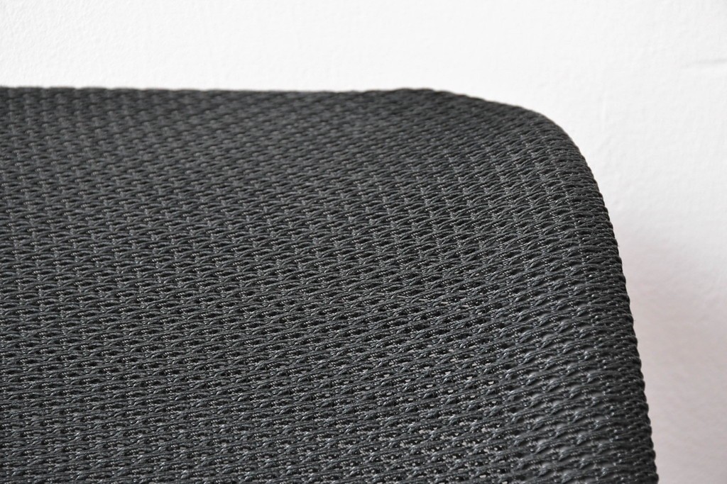 中古　美品　スイス　ヴィトラ(Vitra.)社　ドイツ製　メダスリムシリーズ　クローム仕上げの高級ライン　アームレスト付きチェア2脚セット　定価(2脚合計)約20万円　(R-084840)