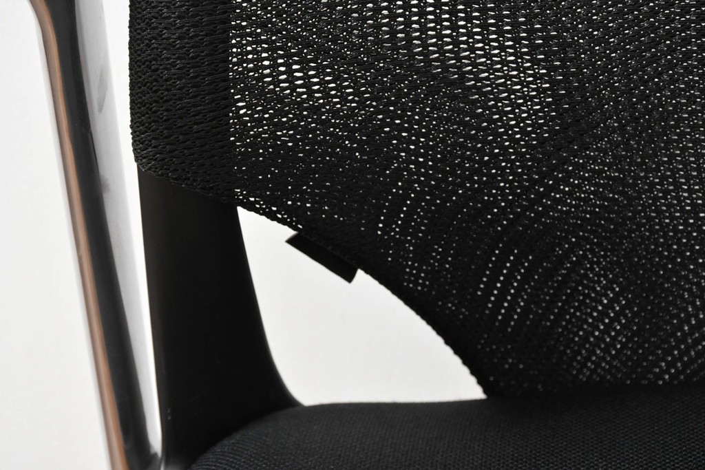 中古　美品　スイス　ヴィトラ(Vitra.)社　ドイツ製　メダスリムシリーズ　クローム仕上げの高級ライン　アームレスト付きチェア2脚セット　定価(2脚合計)約20万円　(R-084840)