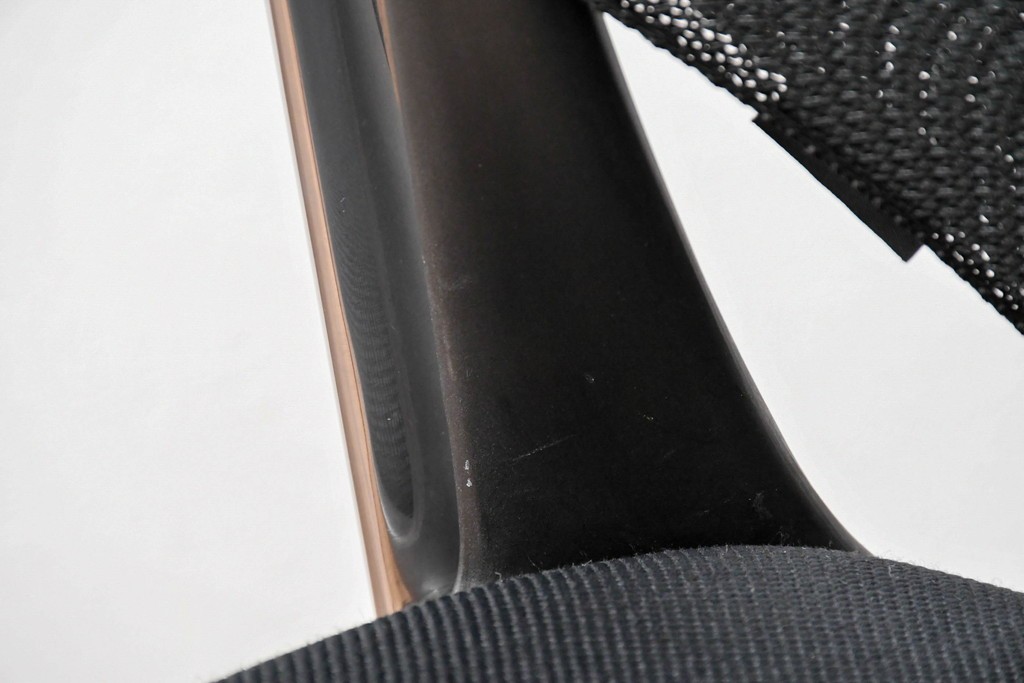 中古　美品　スイス　ヴィトラ(Vitra.)社　ドイツ製　メダスリムシリーズ　クローム仕上げの高級ライン　アームレスト付きチェア2脚セット　定価(2脚合計)約20万円　(R-084840)