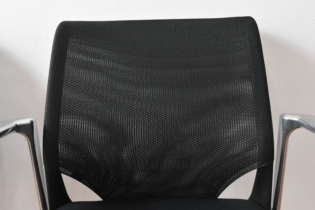 中古　美品　スイス　ヴィトラ(Vitra.)社　ドイツ製　メダスリムシリーズ　クローム仕上げの高級ライン　アームレスト付きチェア2脚セット　定価(2脚合計)約20万円　(R-084840)