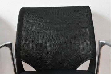 中古　美品　スイス　ヴィトラ(Vitra.)社　ドイツ製　メダスリムシリーズ　クローム仕上げの高級ライン　アームレスト付きチェア2脚セット　定価(2脚合計)約20万円　(R-084840)