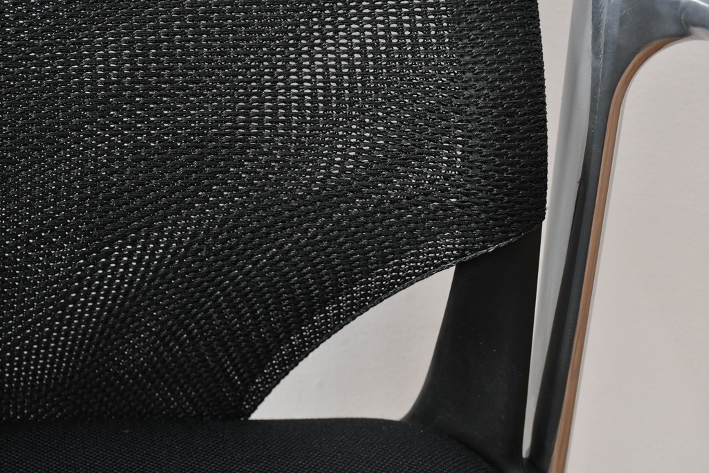 中古　美品　スイス　ヴィトラ(Vitra.)社　ドイツ製　メダスリムシリーズ　クローム仕上げの高級ライン　アームレスト付きチェア2脚セット　定価(2脚合計)約20万円　(R-084840)