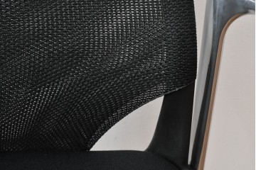 中古　美品　スイス　ヴィトラ(Vitra.)社　ドイツ製　メダスリムシリーズ　クローム仕上げの高級ライン　アームレスト付きチェア2脚セット　定価(2脚合計)約20万円　(R-084840)