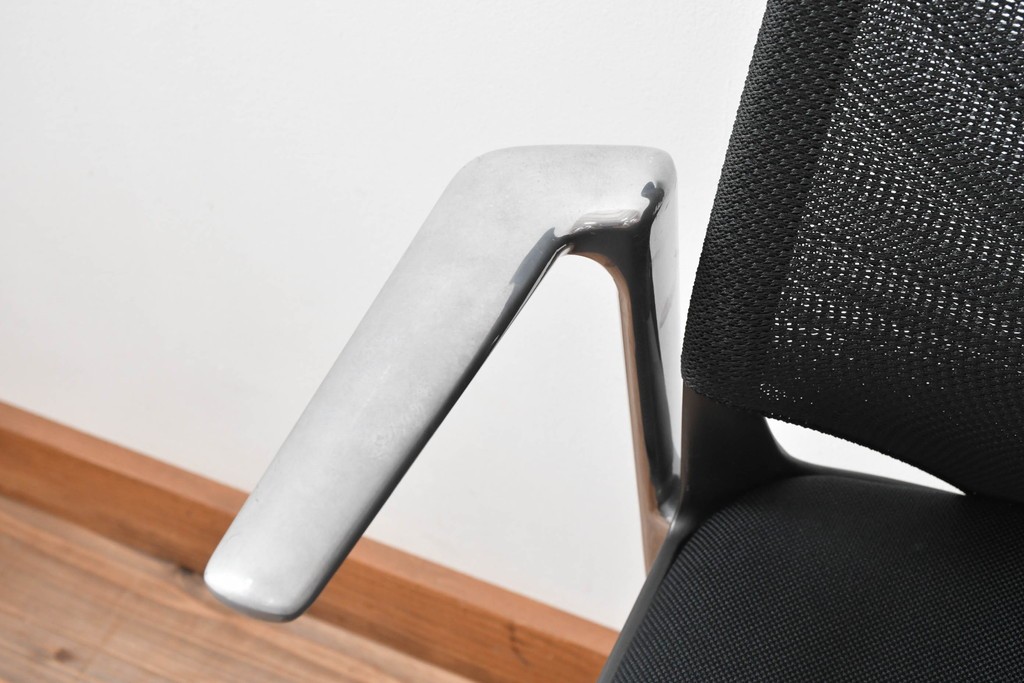中古　美品　スイス　ヴィトラ(Vitra.)社　ドイツ製　メダスリムシリーズ　クローム仕上げの高級ライン　アームレスト付きチェア2脚セット　定価(2脚合計)約20万円　(R-084840)