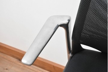 中古　美品　スイス　ヴィトラ(Vitra.)社　ドイツ製　メダスリムシリーズ　クローム仕上げの高級ライン　アームレスト付きチェア2脚セット　定価(2脚合計)約20万円　(R-084840)