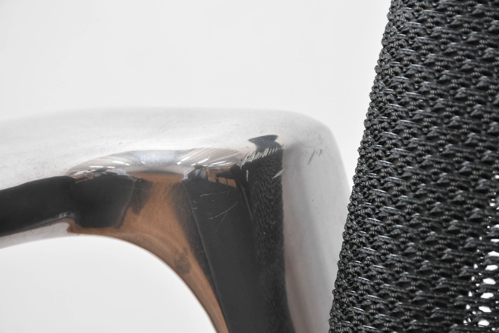 中古　美品　スイス　ヴィトラ(Vitra.)社　ドイツ製　メダスリムシリーズ　クローム仕上げの高級ライン　アームレスト付きチェア2脚セット　定価(2脚合計)約20万円　(R-084840)